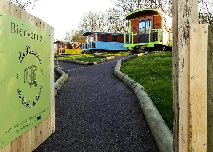 Le Domaine Des Droles De Dames Kır Evi Buding